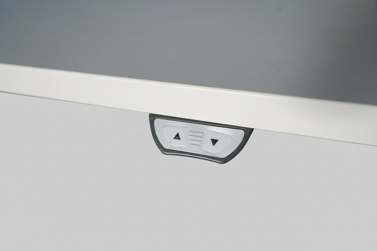 Betjeningspanel på Kinnarps T-Serie hæve-sænkebord med højdejustering til ergonomisk arbejdsstilling.