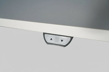 Betjeningspanel på Kinnarps T-Serie hæve-sænkebord med højdejustering til ergonomisk arbejdsstilling.
