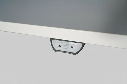 Betjeningspanel på Kinnarps T-Serie hæve-sænkebord med højdejustering til ergonomisk arbejdsstilling.