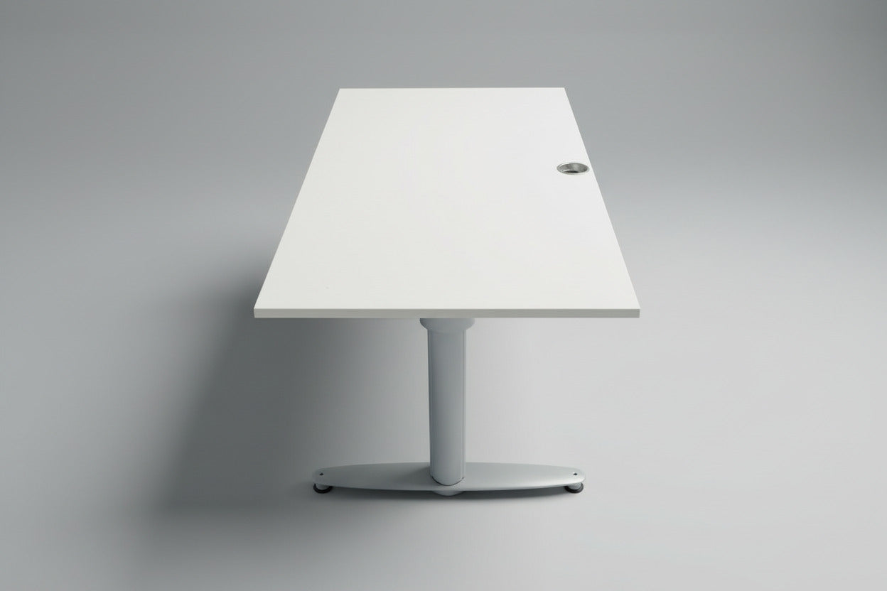 Kinnarps T-Serie hæve-sænkebord set fra siden med hvid laminatplade og stabile metalsøjleben.