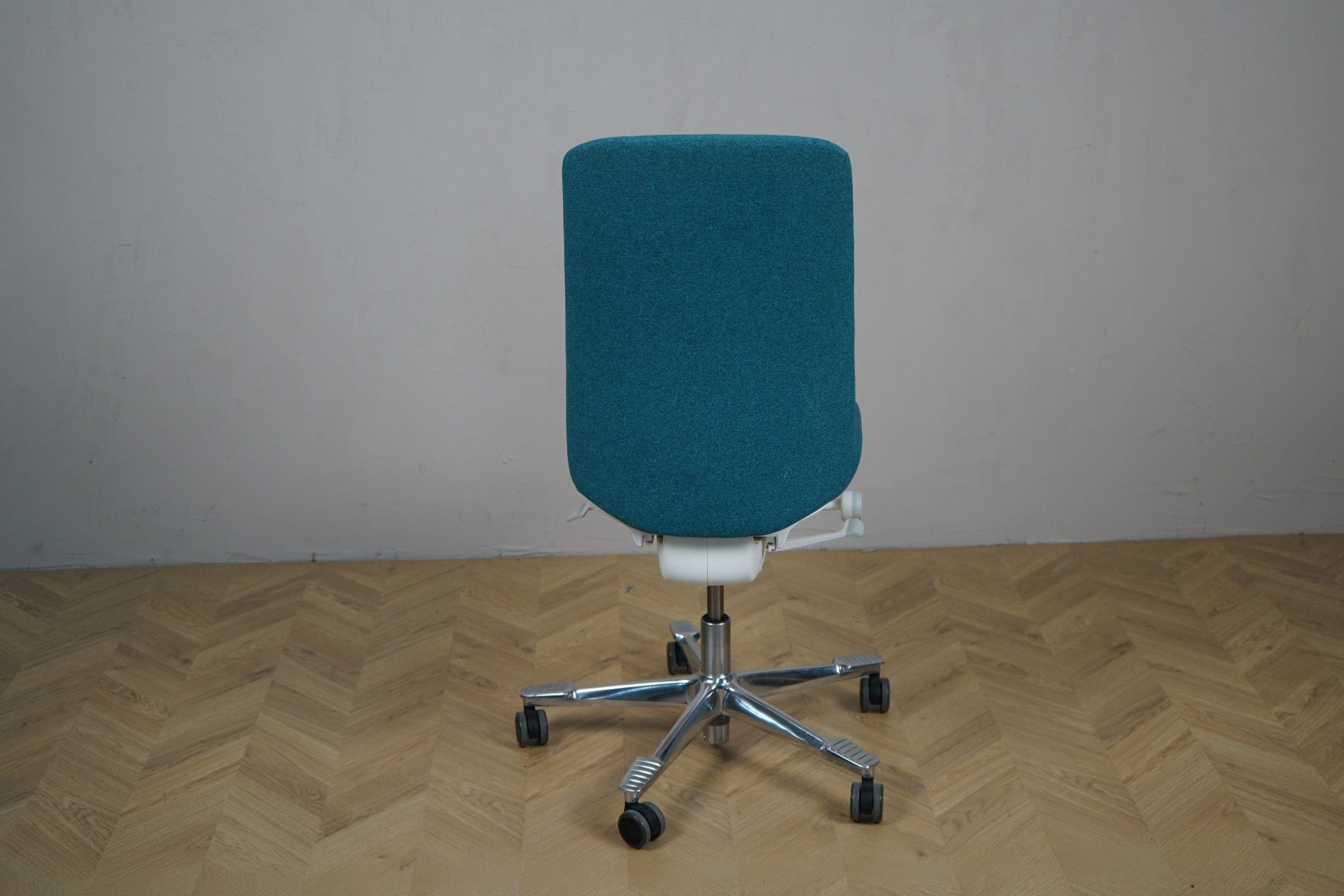 Kinnarps turkis kontorstol set bagfra – ergonomisk og stilren kontorstol