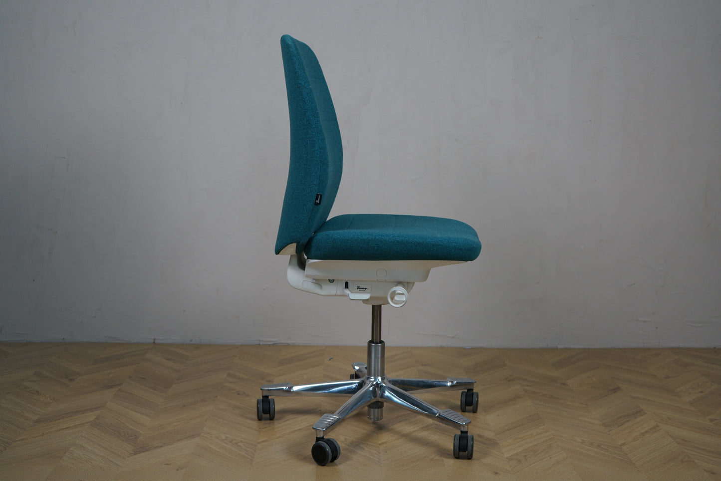 Kinnarps turkis kontorstol set fra siden – ergonomisk kontorstol i moderne design