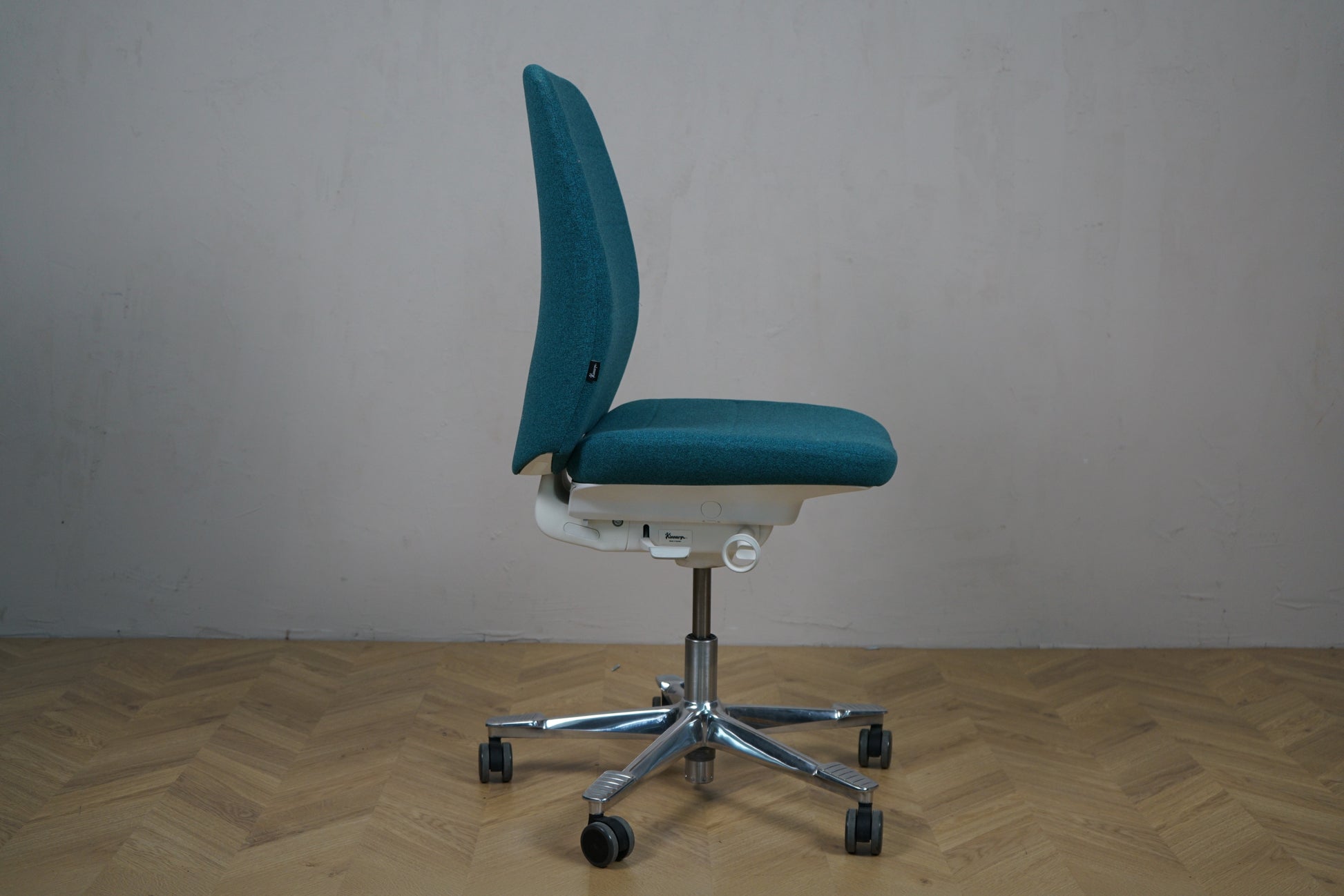 Kinnarps turkis kontorstol set fra siden – ergonomisk kontorstol i moderne design