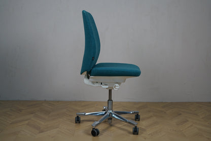 Kinnarps turkis kontorstol set fra siden – ergonomisk kontorstol i moderne design