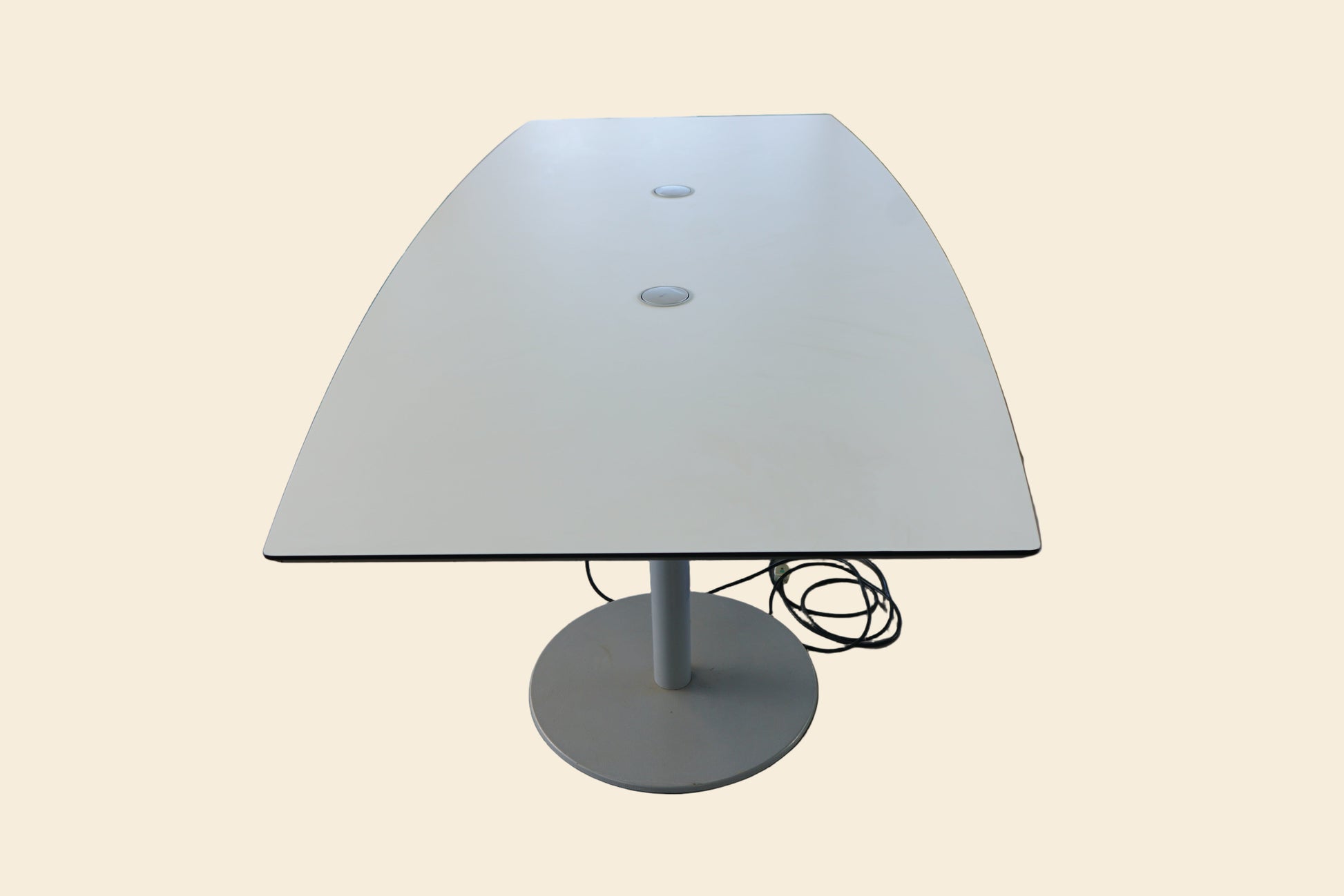 Konferencebord med søjlefod og kabelhuller i moderne design