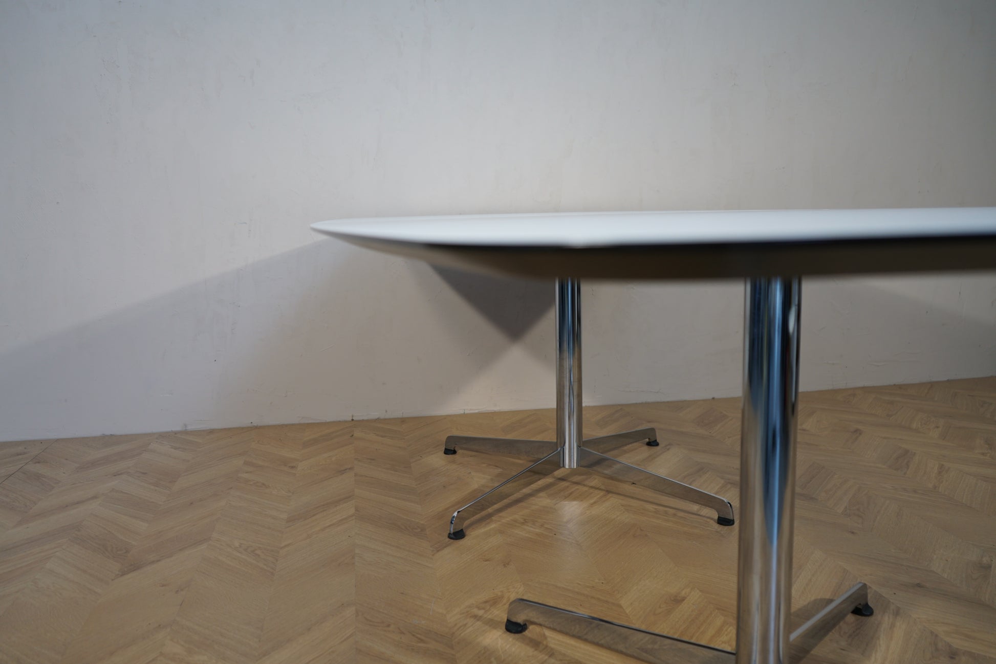 Close up af konferencebord i hvid laminat – detaljer af sort affaset kant og bordplade