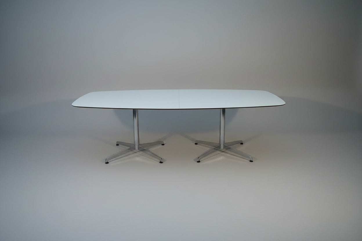 Konferencebord 240 cm i hvid laminat med sort affaset kant og krom stel – set forfra