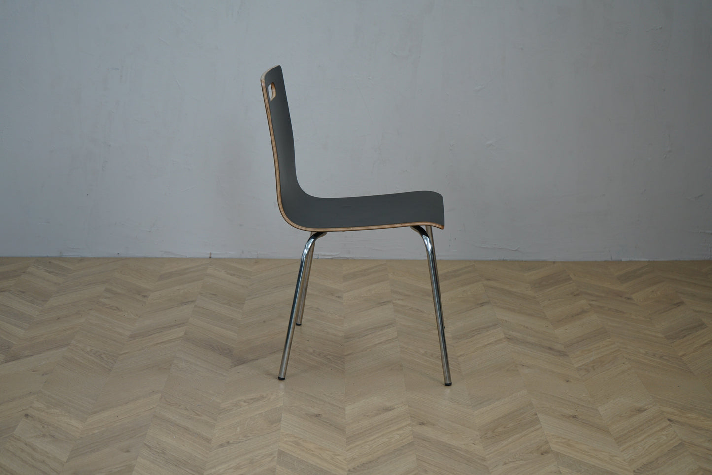 Stabelbar konferencestol sort med krom stel set fra siden