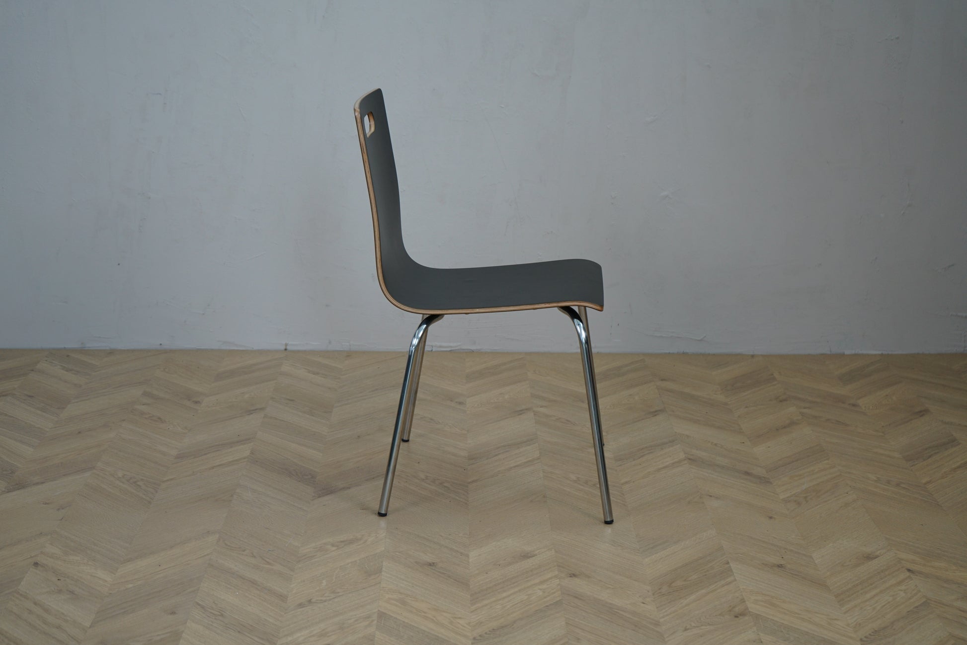 Stabelbar konferencestol sort med krom stel set fra siden