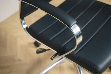 Close up af konferencestol i sort slidstærkt kunstlæder med kromdetaljer