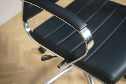 Close up af konferencestol i sort slidstærkt kunstlæder med kromdetaljer