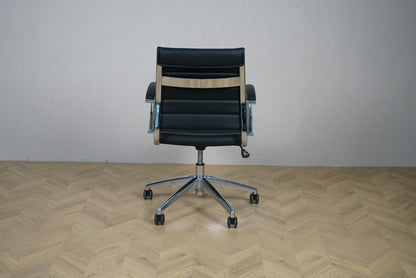 Bagfra visning af konferencestol i sort kunstlæder med krom stel