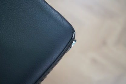 Close-up af sort læder på konferencestol med syninger og polstring