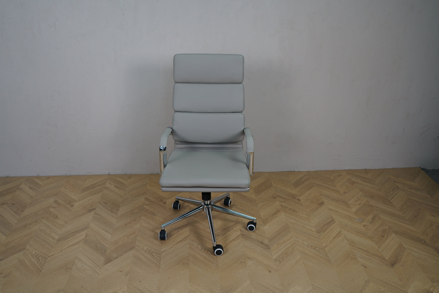 Kontorstol i lysegrå kunstlæder med armlæn og krom fodkryds – frontvisning