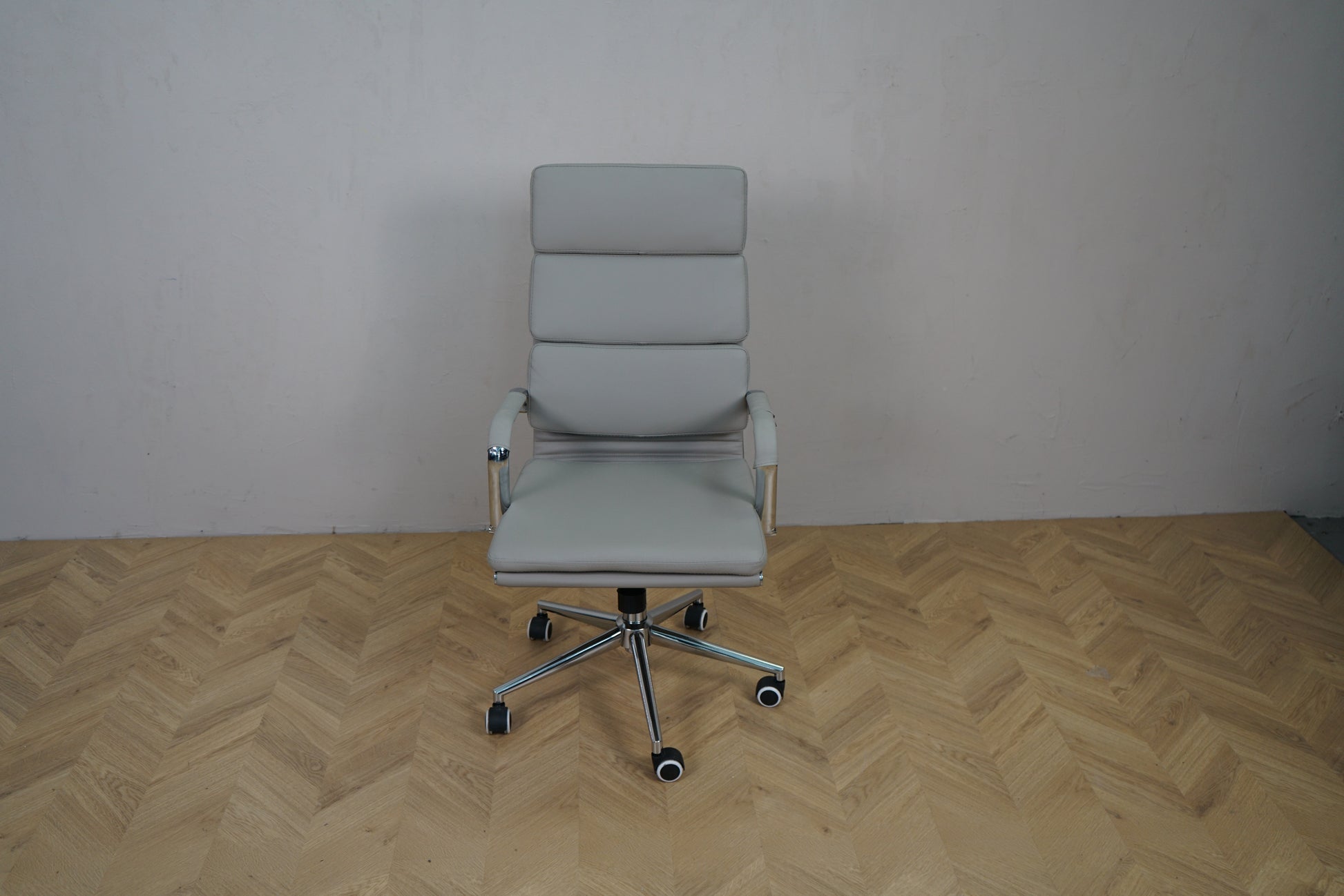 Kontorstol i lysegrå kunstlæder med armlæn og krom fodkryds – frontvisning