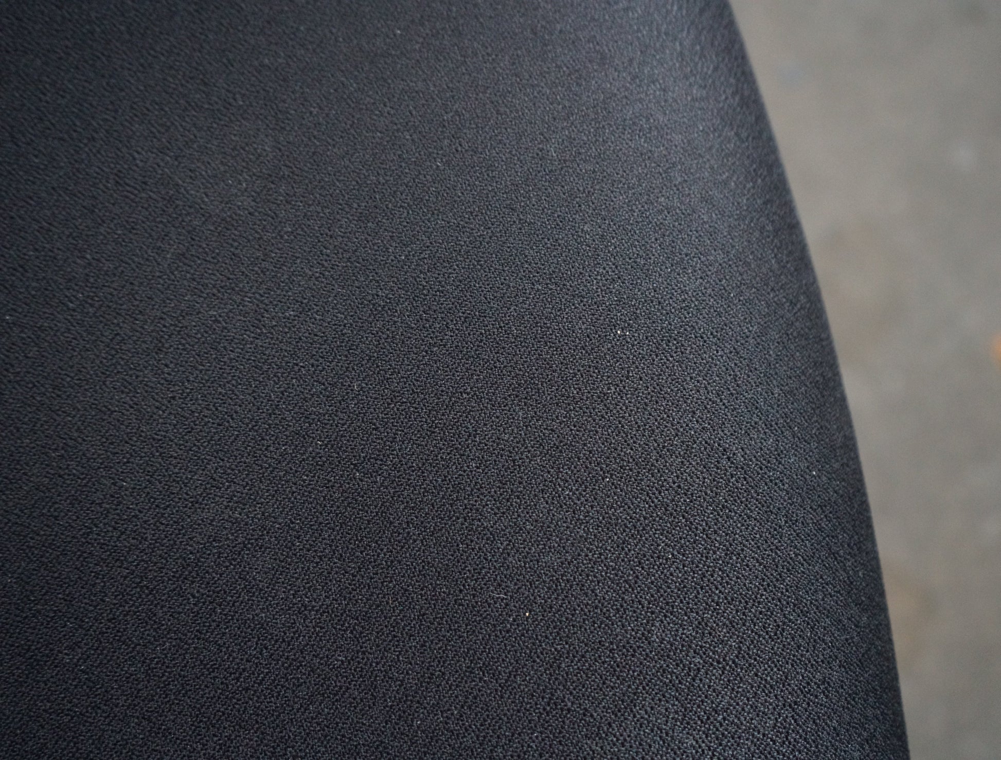 Close-up af slidstærk sort Extreme-polstring og detaljer på kontorstolens armlæn og sæde.