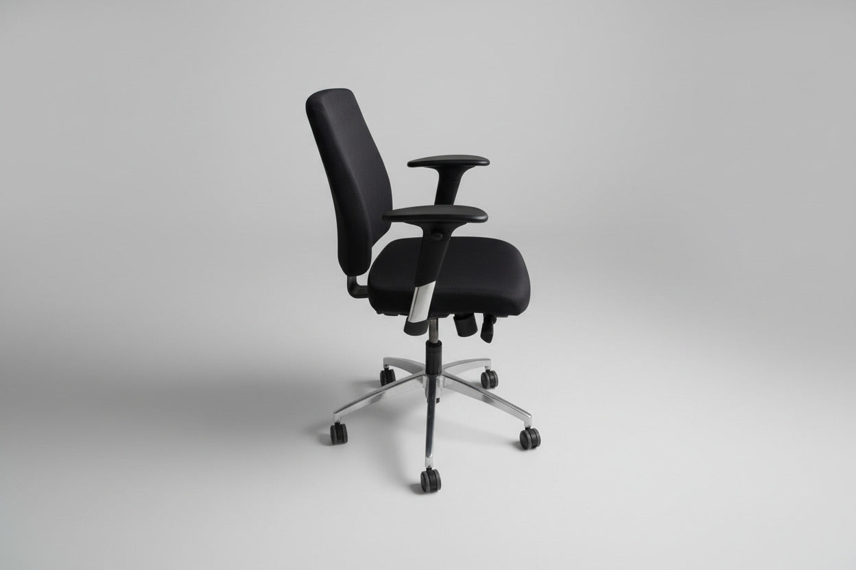 Sort kontorstol set fra siden med regulerbare armlæn, ergonomisk design og gummibanehjul.