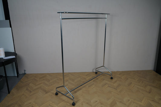 Krom tøjstativ med hattehylde på hjul – robust garderobestativ 172x150x55 cm, set forfra