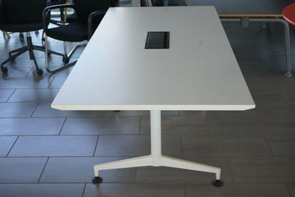 Sideprofil af Kusch & Co. konferencebord i hvid med stikkontakter og kabelstyring, 200x90 cm – elegant og praktisk design.