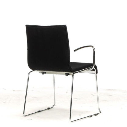 Bagfra visning af Kusch&Co konferencestol med låsemekanisme, sort tekstil og blankforkromet stel.