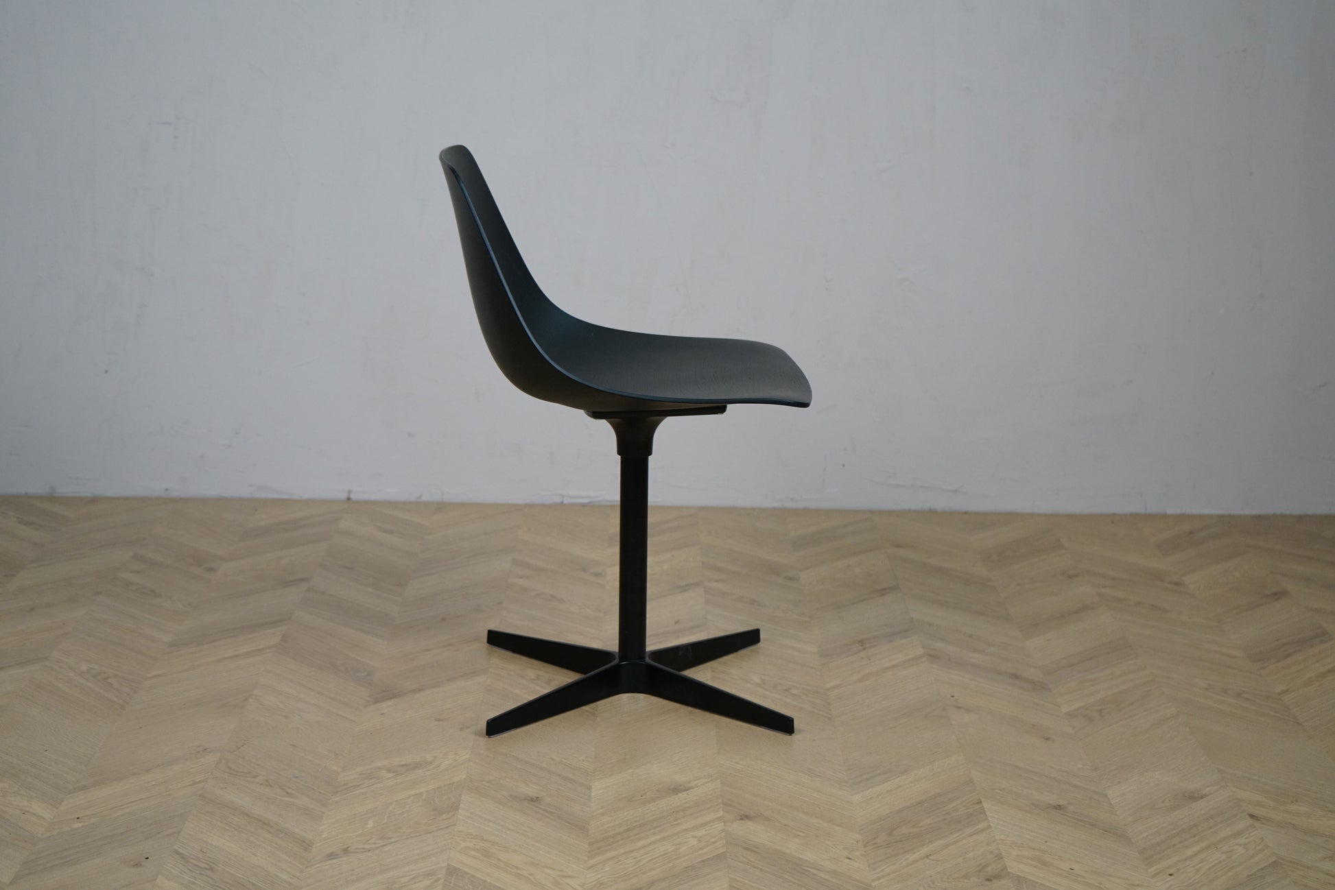 La Palma Miunn S162 sort stol med drejestel set fra siden