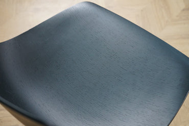 Close up af La Palma Miunn S162 stol i sort træ