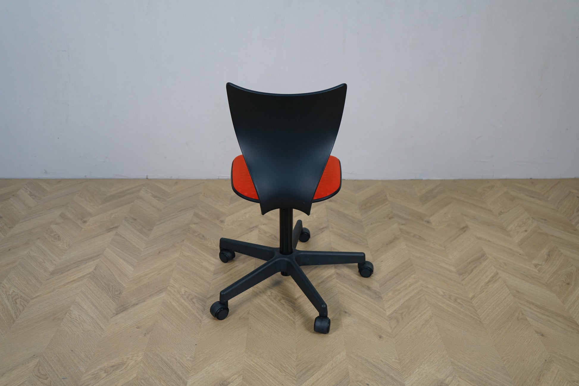 Labofa Cobra kontorstol i sort set bagfra med orange sæde.