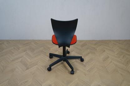 Labofa Cobra kontorstol i sort set bagfra med orange sæde.