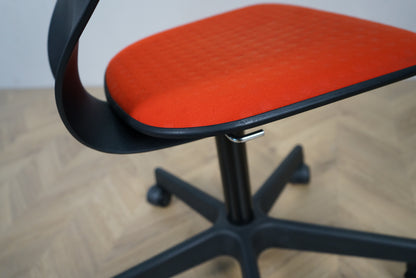 Close-up af orange polstret sæde og stel på Labofa Cobra kontorstolen.