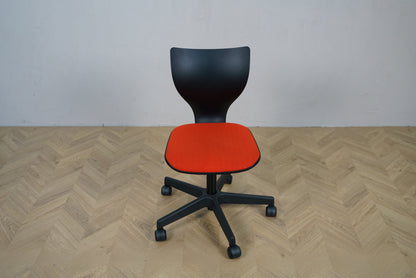 Labofa Cobra kontorstol i sort med orange sæde set forfra.