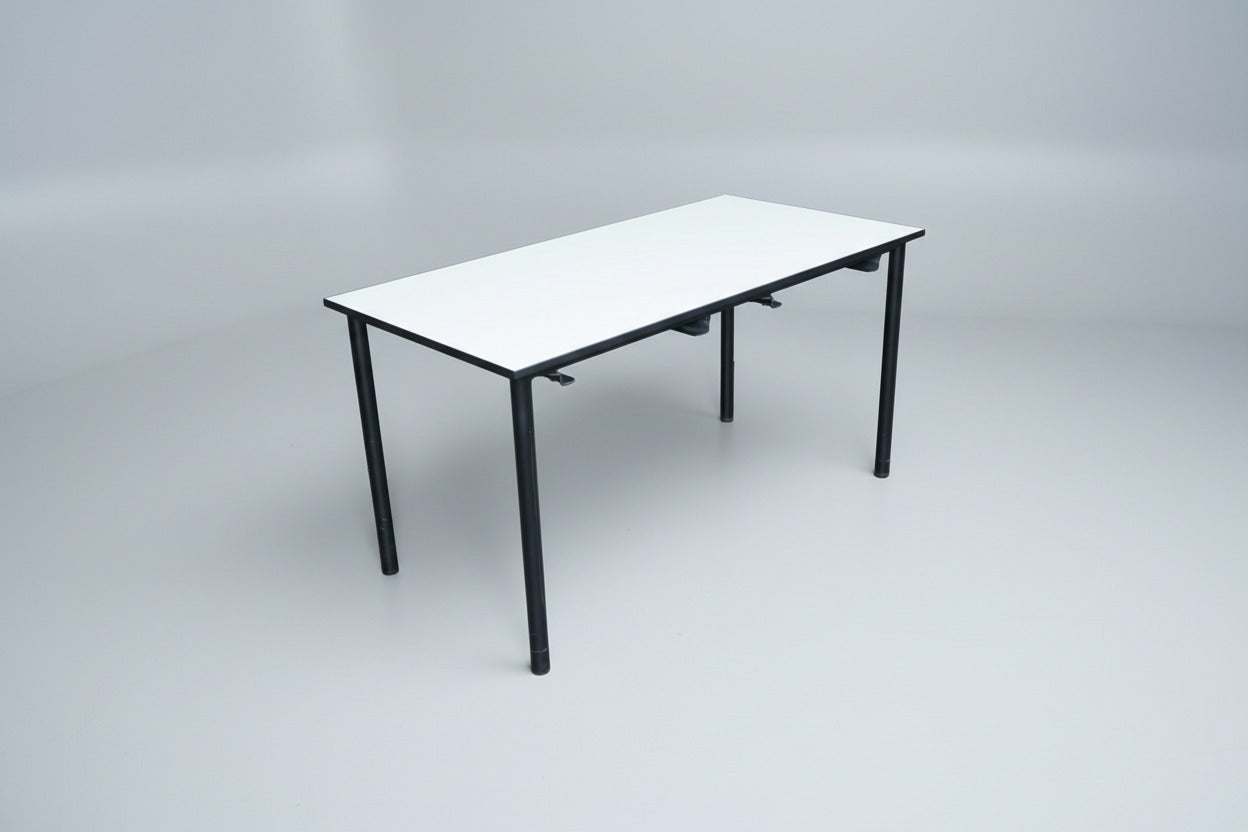 Labofa kantinebord 140x70 cm med hvid bordplade og sort stel – frontvisning