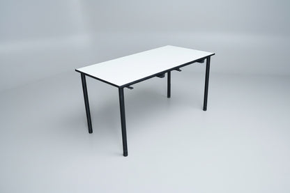 Labofa kantinebord 140x70 cm med hvid bordplade og sort stel – frontvisning