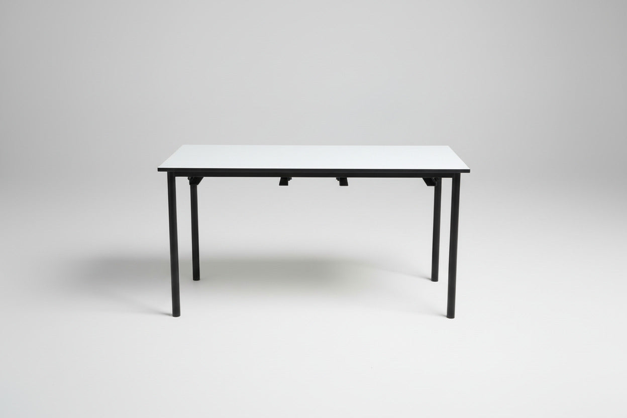 Labofa kantinebord set fra siden – sort stel og hvid bordplade