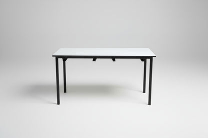 Labofa kantinebord set fra siden – sort stel og hvid bordplade
