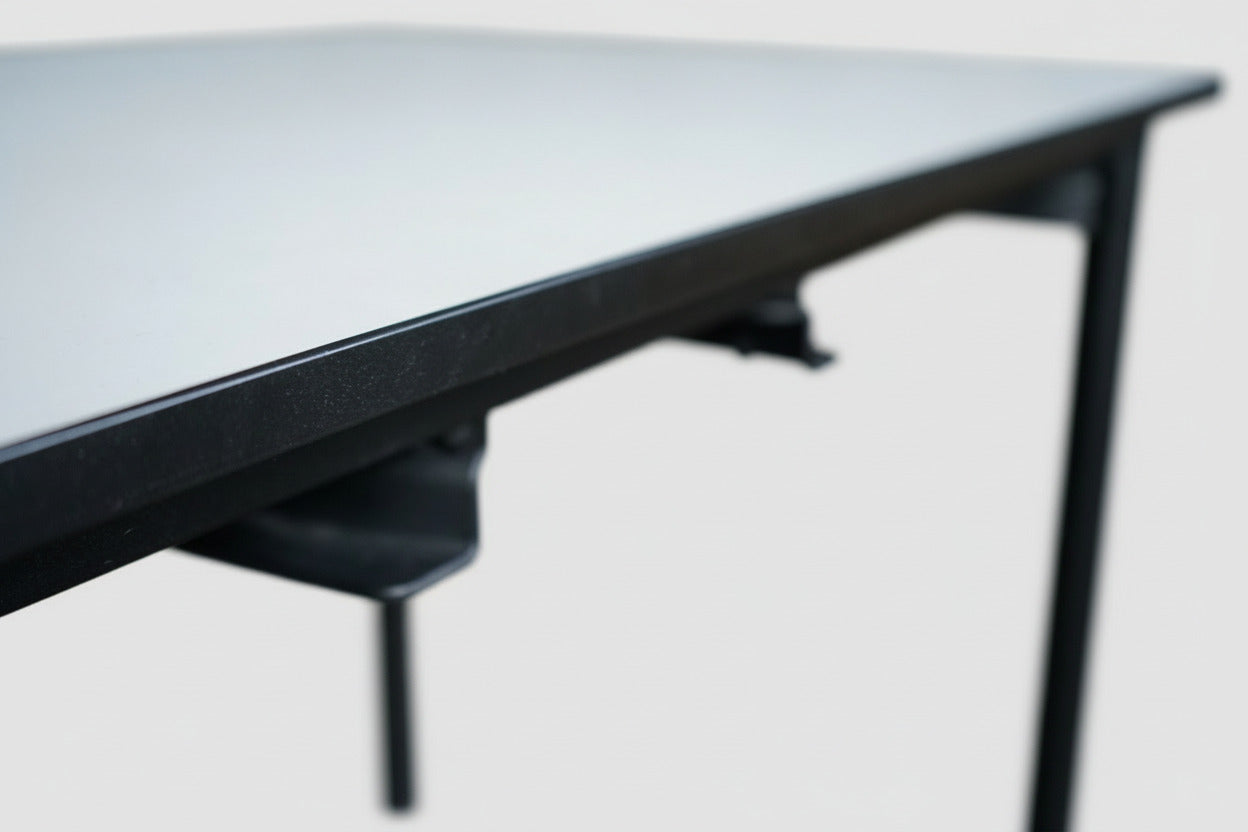 Labofa kantinebord i hvid og sort set fra skrå vinkel med stolholder