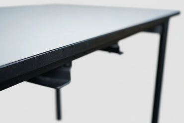 Labofa kantinebord i hvid og sort set fra skrå vinkel med stolholder