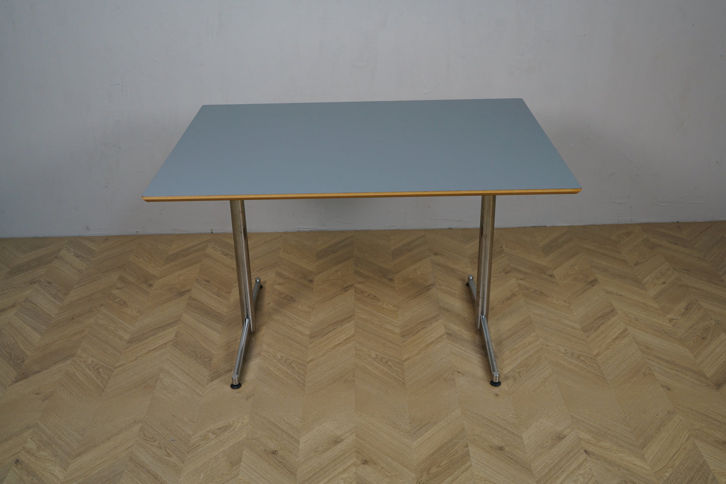 Lyseblåt laminatbord 120x90 med trækant og krom stel, set forfra