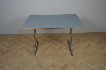 Lyseblåt laminatbord 120x90 med trækant og krom stel, set forfra