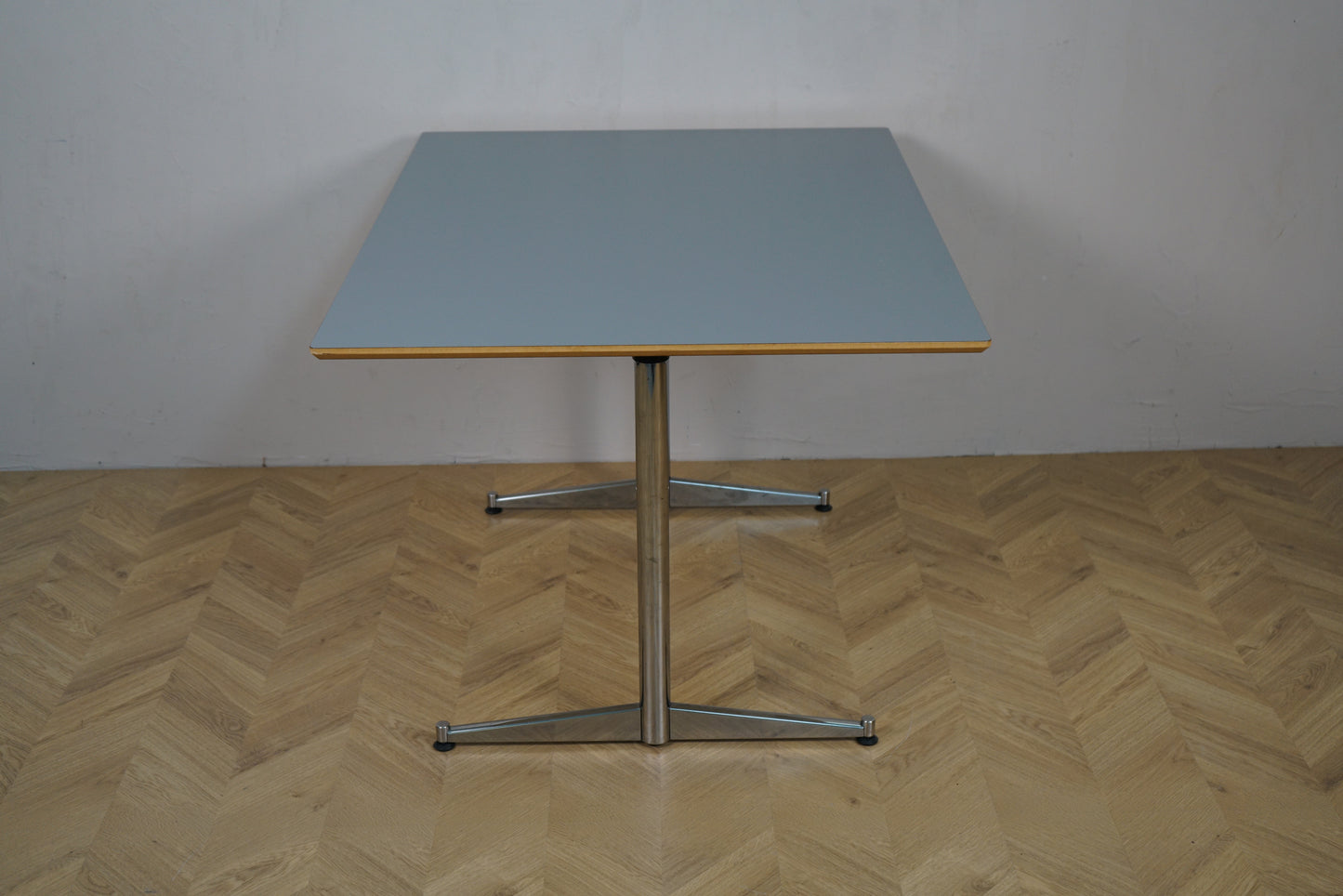 Moderne bord 120x90 cm med lyseblå plade og trækant, set fra siden