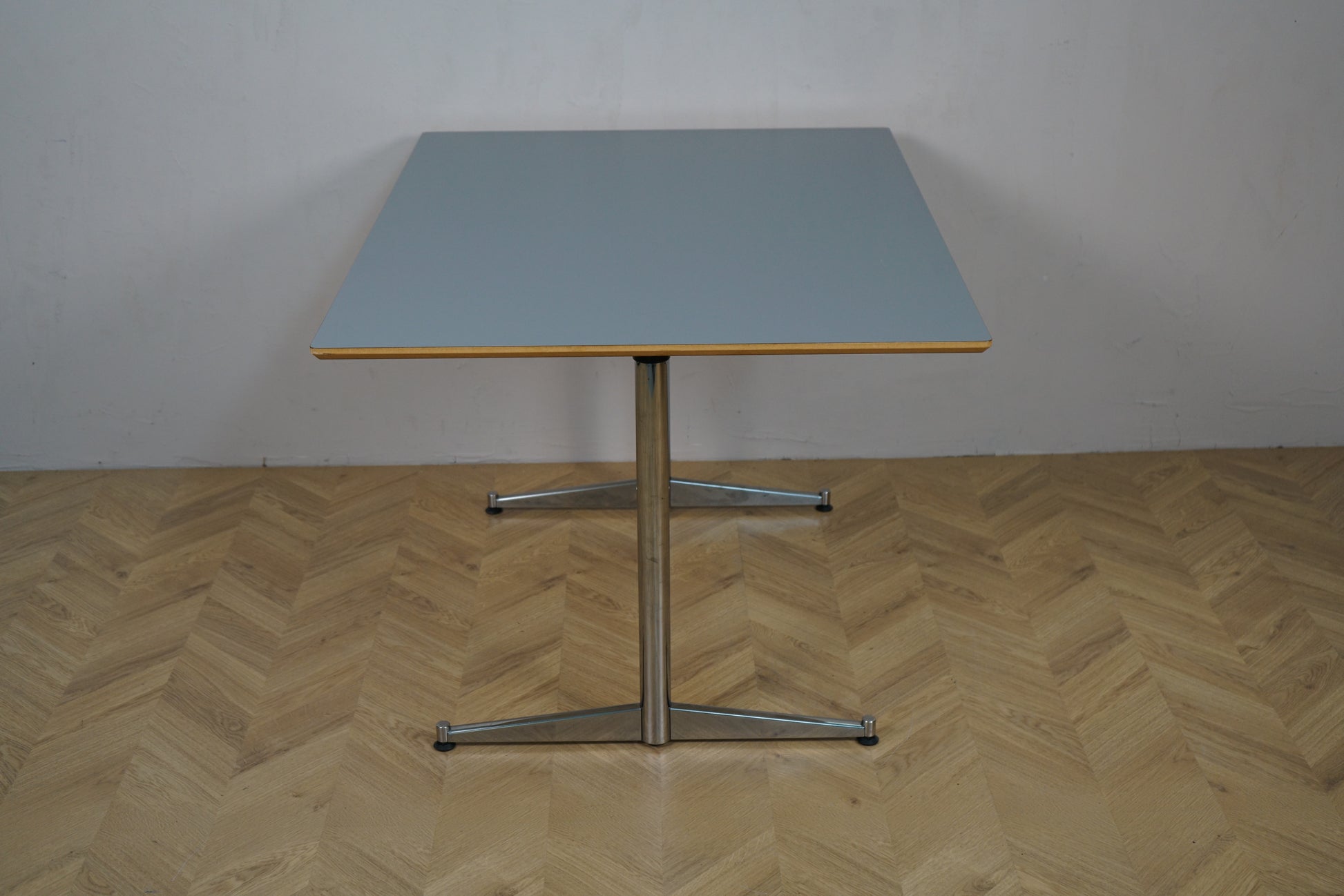 Moderne bord 120x90 cm med lyseblå plade og trækant, set fra siden