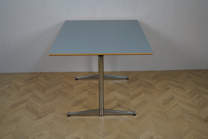 Moderne bord 120x90 cm med lyseblå plade og trækant, set fra siden