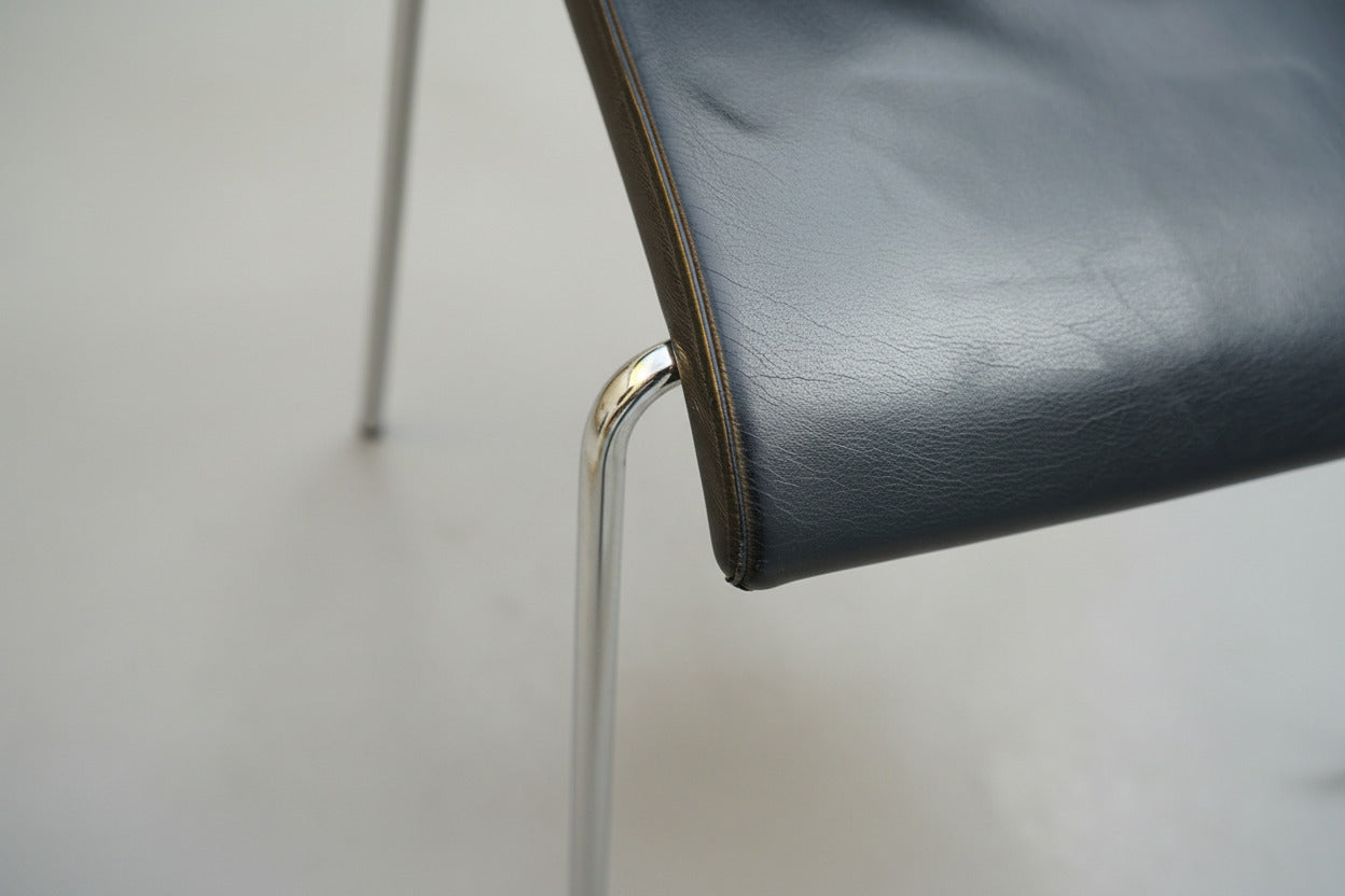 Close up af Lammhults konferencestol i sort læder med kromstel