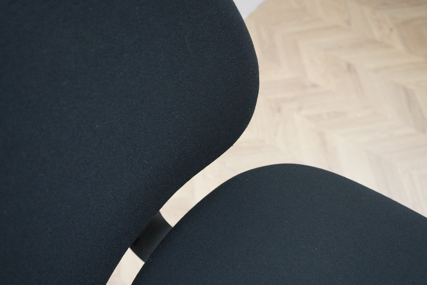 Close up af Lanab kontorstol med komfortabel sort polstring og ergonomisk ryglæn i høj kvalitet.