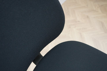 Close up af Lanab kontorstol med komfortabel sort polstring og ergonomisk ryglæn i høj kvalitet.