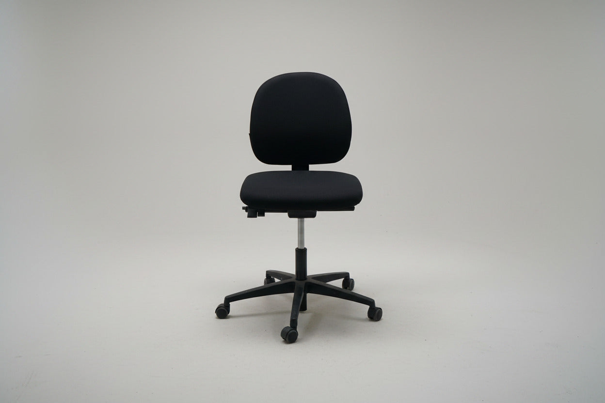 Lanab ergonomisk kontorstol med sort polstring, sort understel og gummibanehjul set forfra.