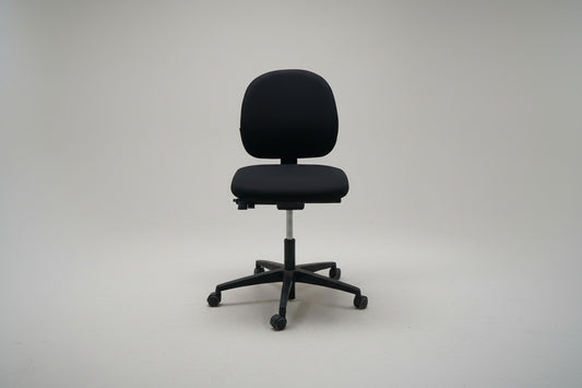 Lanab ergonomisk kontorstol med sort polstring, sort understel og gummibanehjul set forfra.