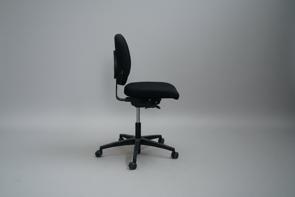 Lanab ergonomisk kontorstol set fra siden med sort polstring, justerbare funktioner og gummibanehjul.