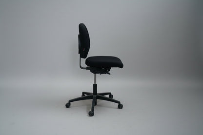 Lanab ergonomisk kontorstol set fra siden med sort polstring, justerbare funktioner og gummibanehjul.