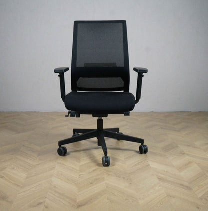 Lanab Logica kontorstol i sort set forfra med ergonomisk design og justerbare armlæn.