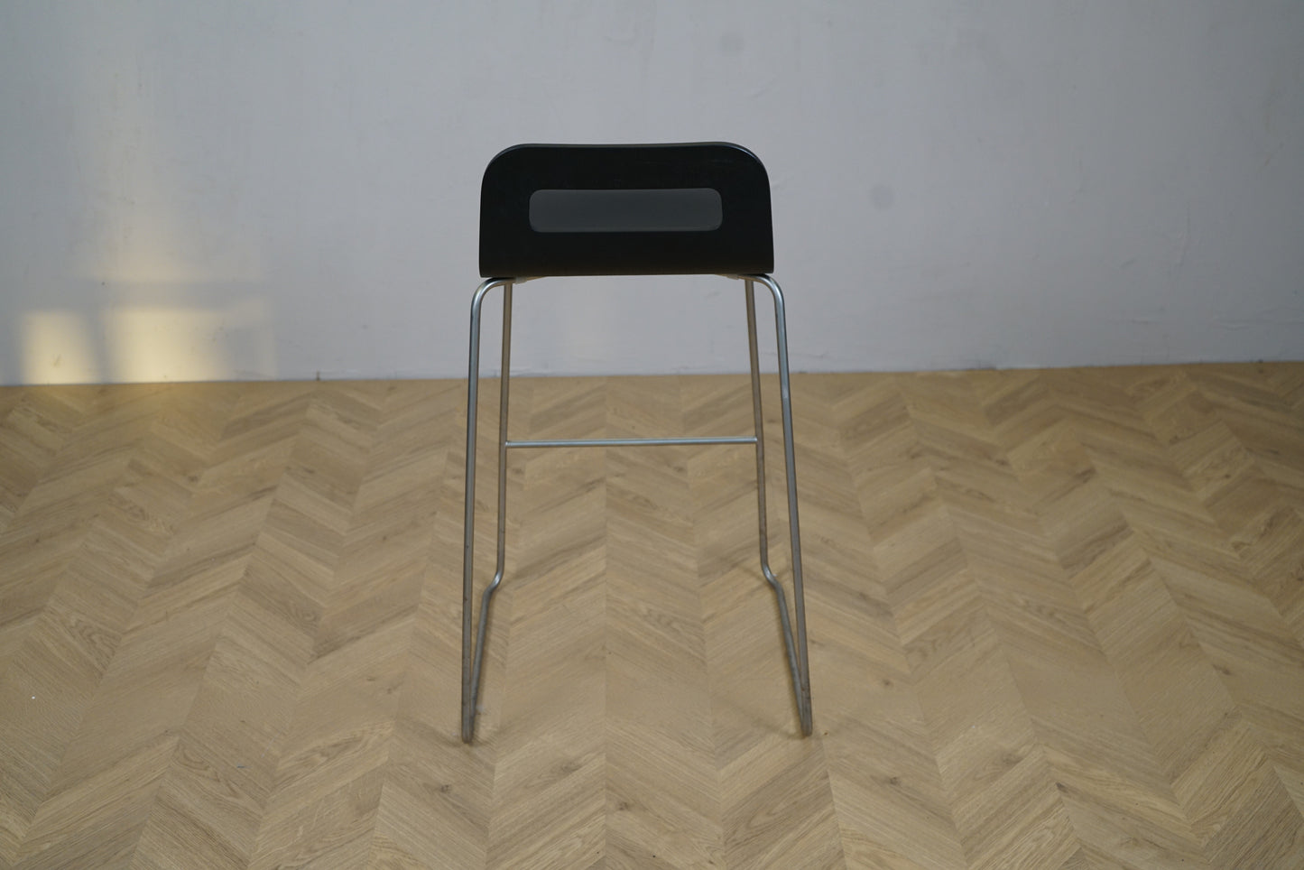 Lapalma barstol sort 75 cm med krom stel set bagfra – moderne barstol i tidløst design
